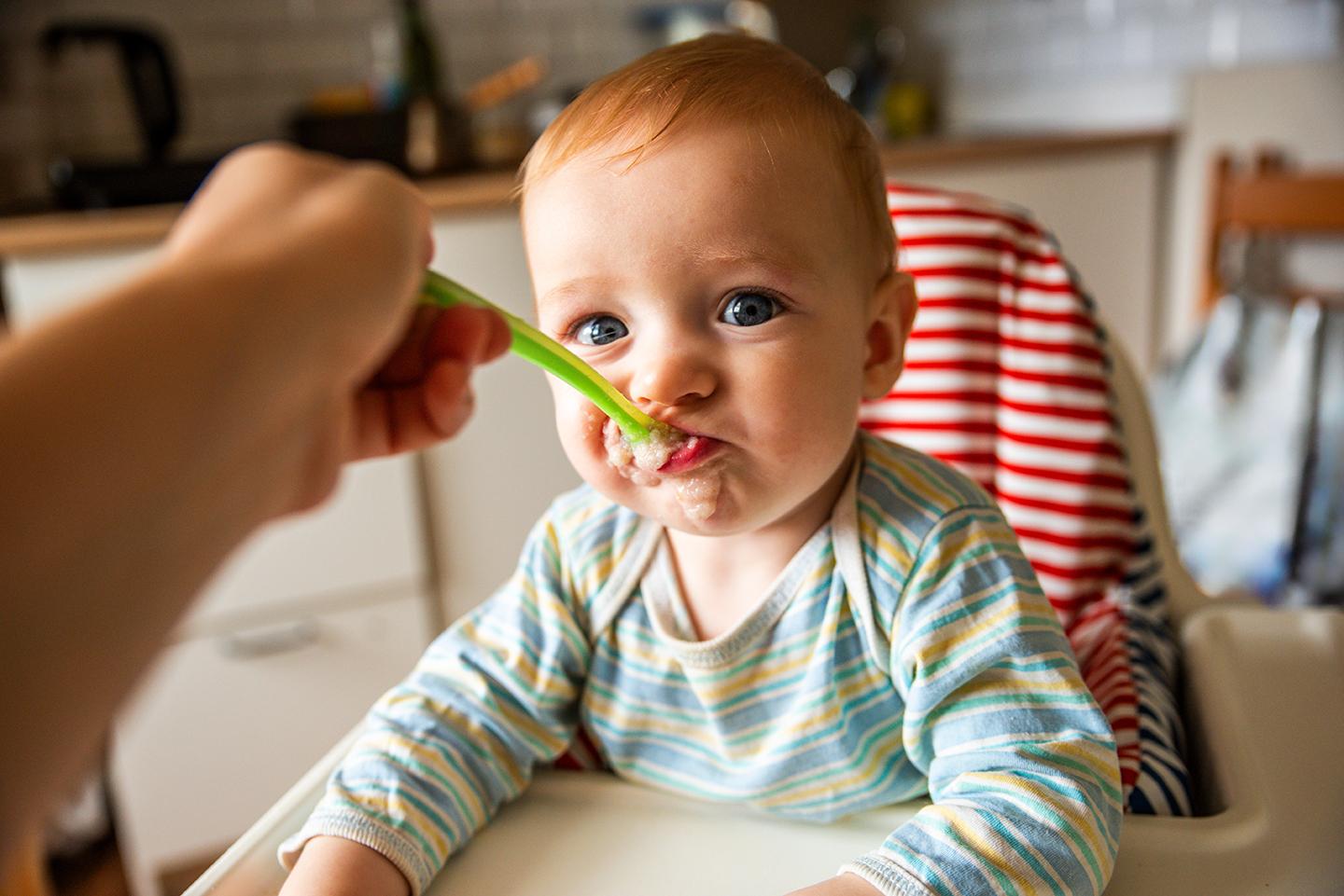 Otrok med hranjenjem
