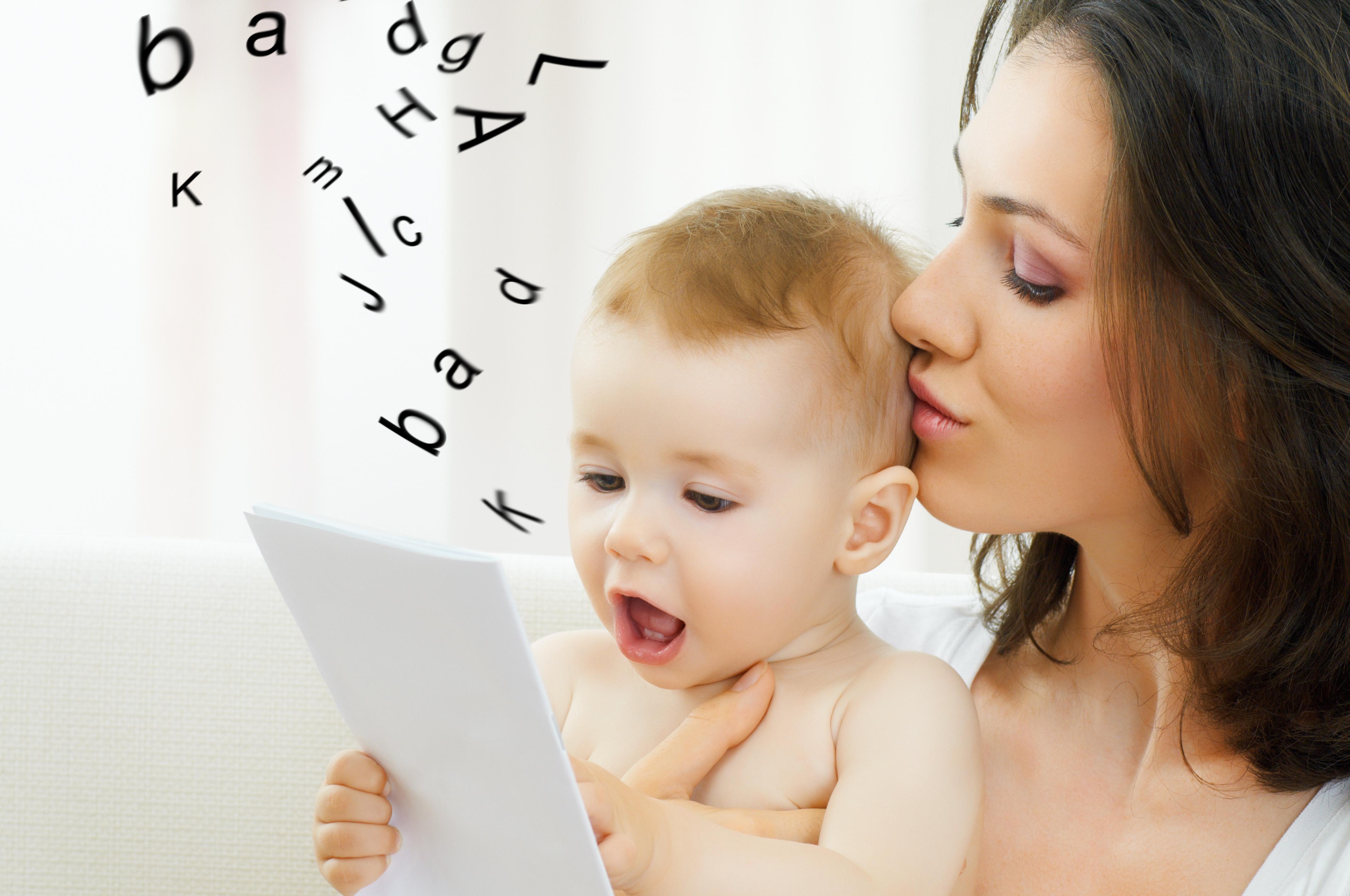 Mama z otrokom ob prebiranju