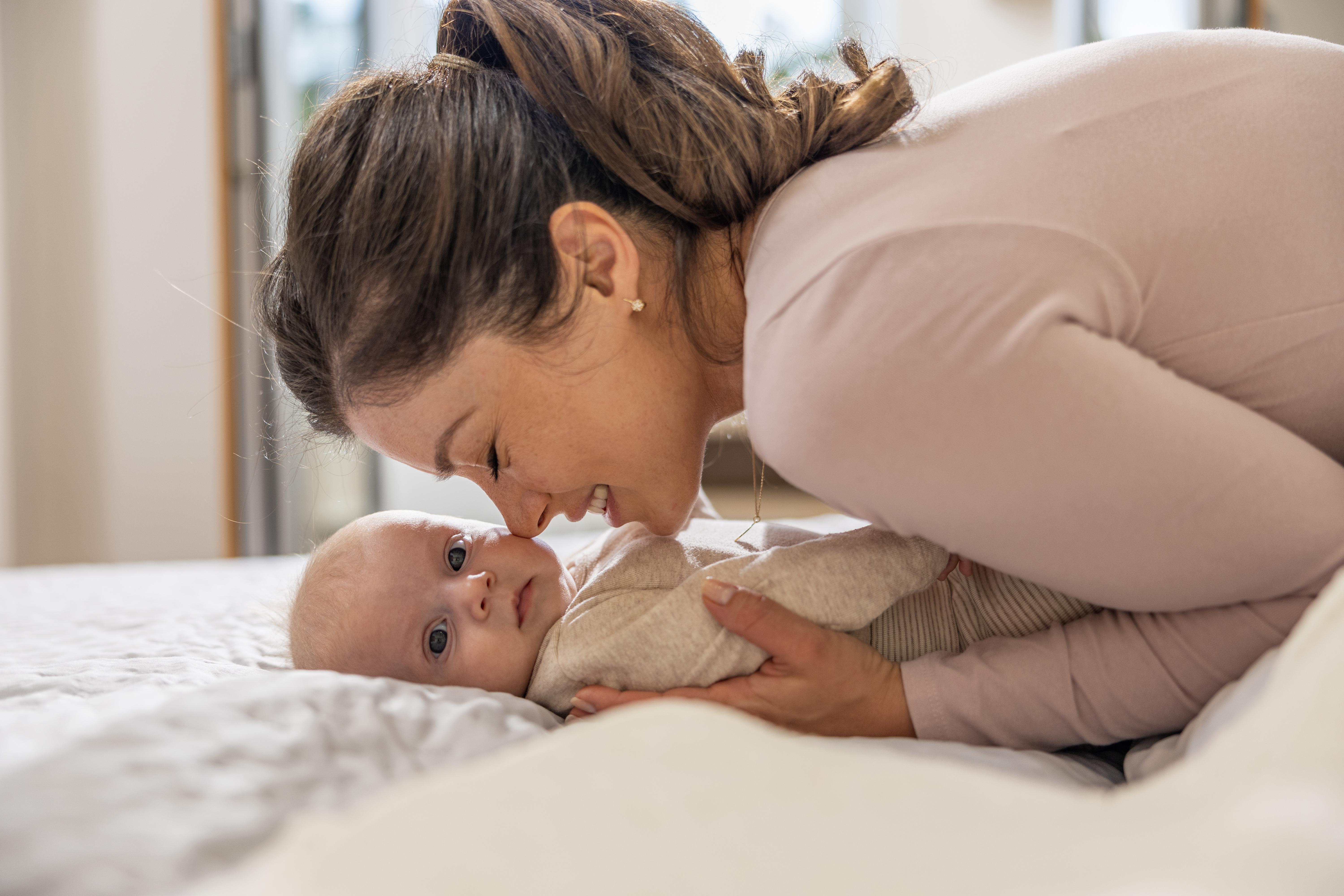 Mama in dojenček med preživljanjem časa skupaj