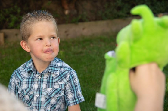 Pri učenju glasu R logoped preveri, če otrok zmore dvig jezične konice.